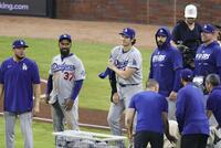 　ブレーブスに勝利しチームメートを迎えるドジャース・大谷（中央）＝アトランタ（共同）