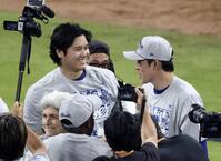 　ブレーブスに勝利し、喜ぶドジャースの大谷（左）と佐々木朗＝アトランタ（共同）