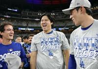 　ブレーブスに勝利してリーグ優勝決定シリーズ進出を決め、笑顔のドジャース・大谷（中央）と佐々木朗（右）＝アトランタ（ロイター＝共同）