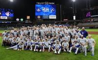 　ブレーブスに勝利してリーグ優勝決定シリーズ進出を決め、記念写真に納まるドジャースの選手ら＝アトランタ（ロイター＝共同）
