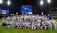 　ブレーブスに勝利してリーグ優勝決定シリーズ進出を決め、記念写真に納まるドジャースの選手ら＝アトランタ（共同）
