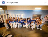 地区シリーズ突破後、集合写真を撮影した奥さまたち。ドジャーワイブスのインスタグラム（ｌａｄｏｄｇｅｒｗｉｖｅｓ）より