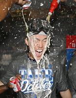 　リーグ優勝決定シリーズ進出を決め、祝勝会で盛り上がるドジャース・山本＝アトランタ（共同）