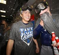 　リーグ優勝決定シリーズ進出を決め、祝勝会で盛り上がるドジャース・山本（左）＝アトランタ（共同）