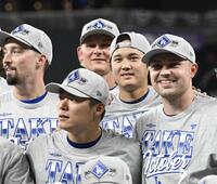 　ブレーブスを破ってリーグ優勝決定シリーズ進出を決め、写真に納まるドジャースの大谷（右から２人目）、山本（左から２人目）ら＝アトランタ（共同）