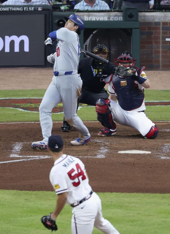 　ブレーブス戦の４回、空振り三振に倒れたドジャース・大谷＝アトランタ（共同）