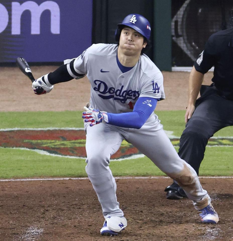 　ブレーブス戦の８回、右飛に倒れたドジャース・大谷＝アトランタ（共同）