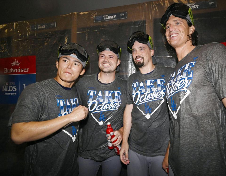 　リーグ優勝決定シリーズ進出を決め、祝勝会で撮影に応じるドジャースの（左から）山本、スクバル、スネル、グラスノー＝アトランタ（共同）