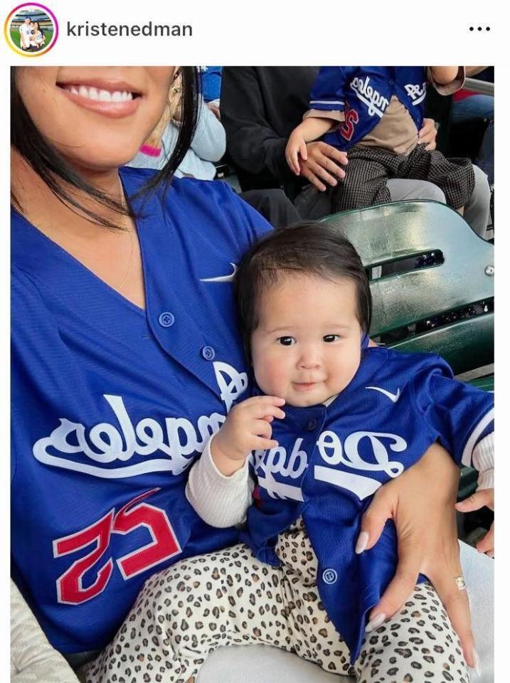 長女エバちゃんを抱っこして。エドマンの妻クリステンさんのインスタグラム＠ｋｒｉｓｔｅｎｅｄｍａｎより