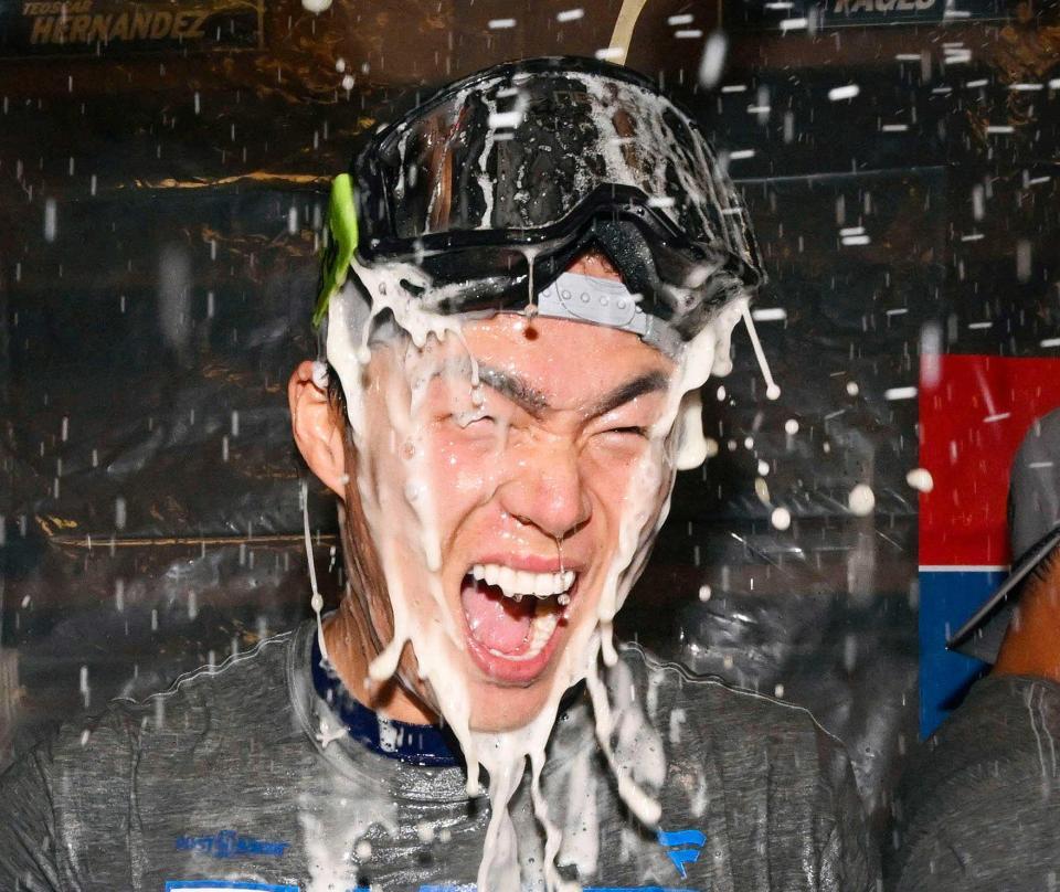 　祝勝会で盛り上がる山本（共同）