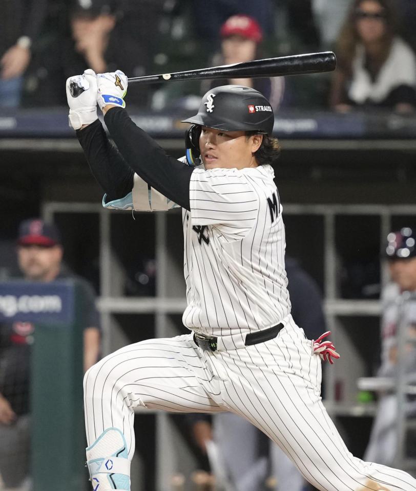 　ガーディアンズ戦の５回、左前打を放つホワイトソックス・村上＝シカゴ（共同）
