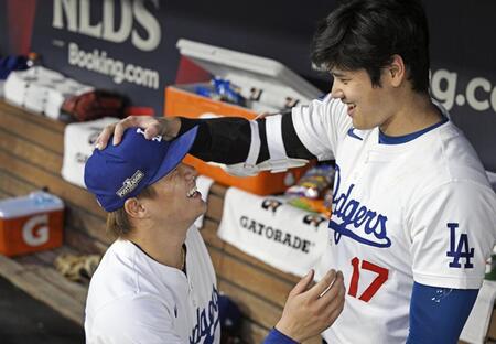 大谷（右）に頭をなでて迎えられる山本（提供・共同通信社）