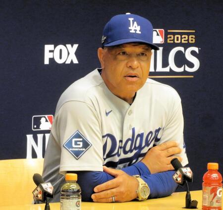 前日会見に臨んだロバーツ監督（撮影・小林信行）