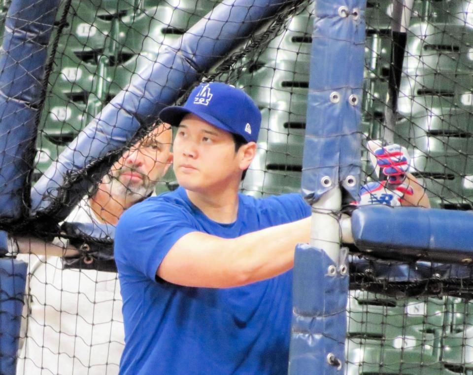 屋外フリー打撃を行う大谷（撮影・小林信行）