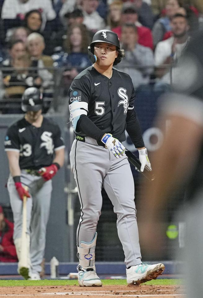 ２回、空振り三振に倒れた村上（共同）