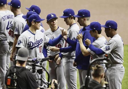 　ブルワーズ戦の試合前セレモニーでタッチを交わす（手前左から）大谷、山本、佐々木朗（共同）