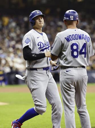 　ブルワーズ戦の２回、四球を選んだ大谷（共同）