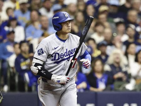 　ブルワーズ戦の２回、四球を選んだ大谷（共同）