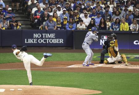 　ブルワーズ戦の２回、四球を選ぶ大谷。投手ミジオロウスキー（共同）