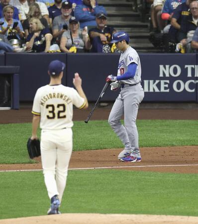 　ブルワーズ戦の２回、四球を選んだ大谷。投手ミジオロウスキー（共同）