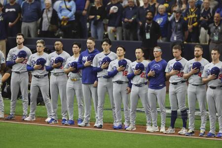 　ブルワーズ戦の試合前セレモニーで米国国歌を聞く佐々木朗（中央左）と山本（同右）＝共同