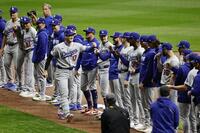 　ブルワーズ戦の試合前セレモニーでタッチを交わす大谷（17）＝共同