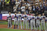 　ブルワーズ戦の試合前セレモニーで米国国歌を聞く大谷（左から４人目）＝共同