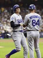 　ブルワーズ戦の２回、四球を選んだ大谷（共同）