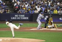 　ブルワーズ戦の２回、四球を選ぶ大谷。投手ミジオロウスキー（共同）