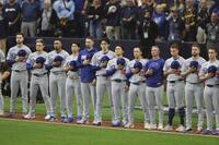 　ブルワーズ戦の試合前セレモニーで米国国歌を聞く佐々木朗（中央左）と山本（同右）＝共同