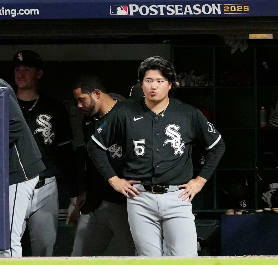 　地区シリーズで敗退し、肩を落とすホワイトソックス・村上（共同）