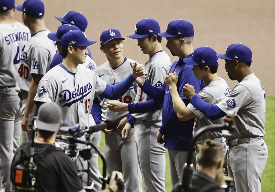 　ブルワーズ戦の試合前セレモニーでタッチを交わす（手前左から）大谷、山本、佐々木朗（共同）