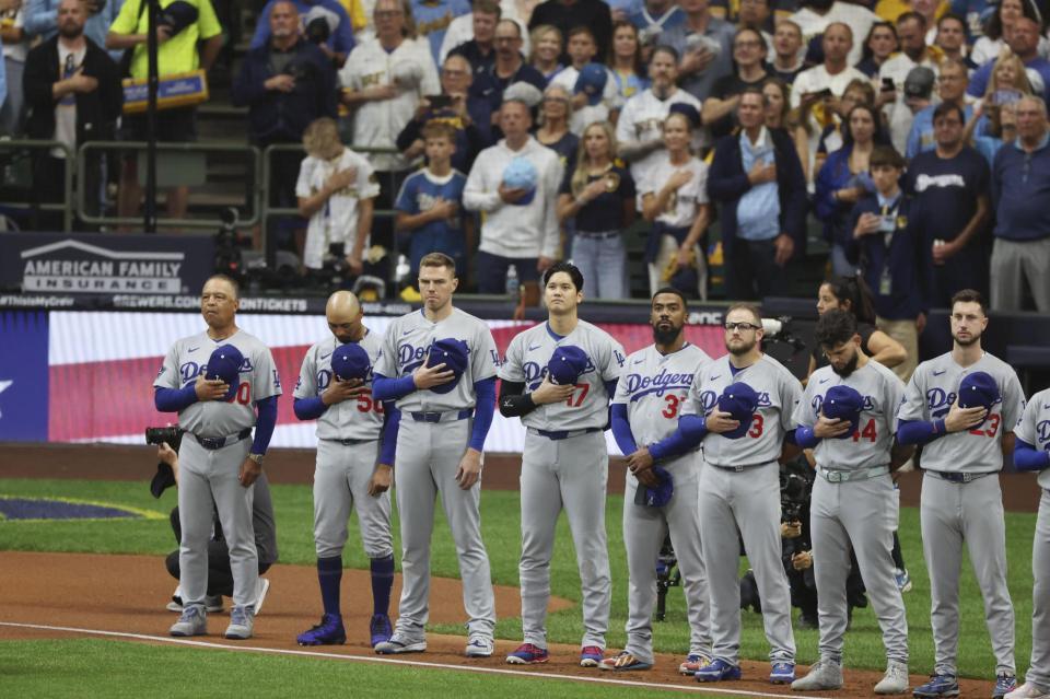 　ブルワーズ戦の試合前セレモニーで米国国歌を聞く大谷（左から４人目）＝共同