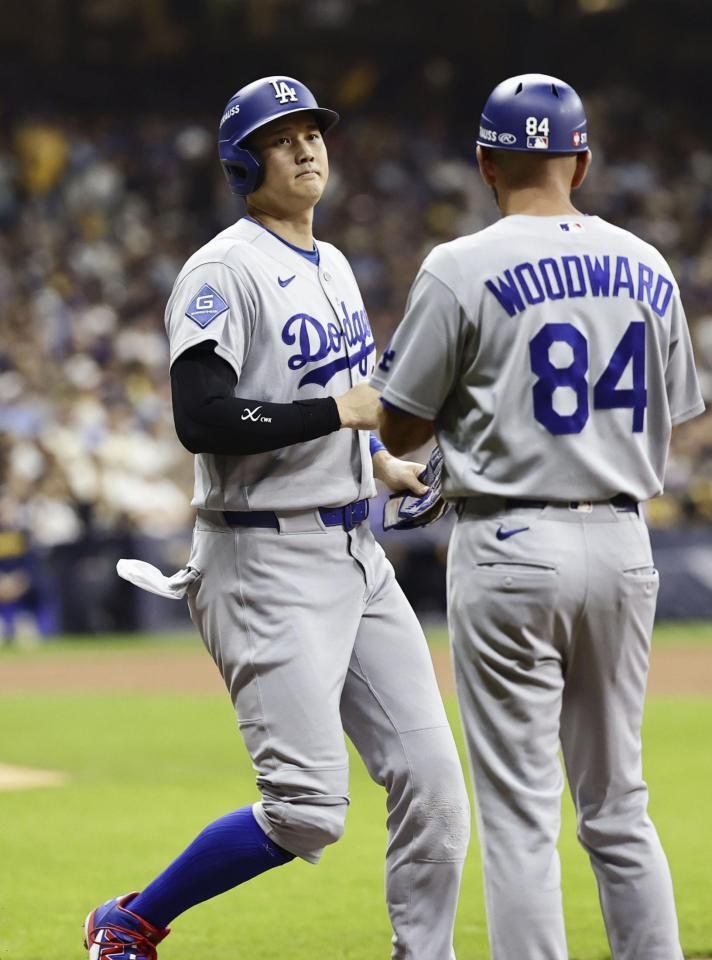 　ブルワーズ戦の２回、四球を選んだ大谷（共同）