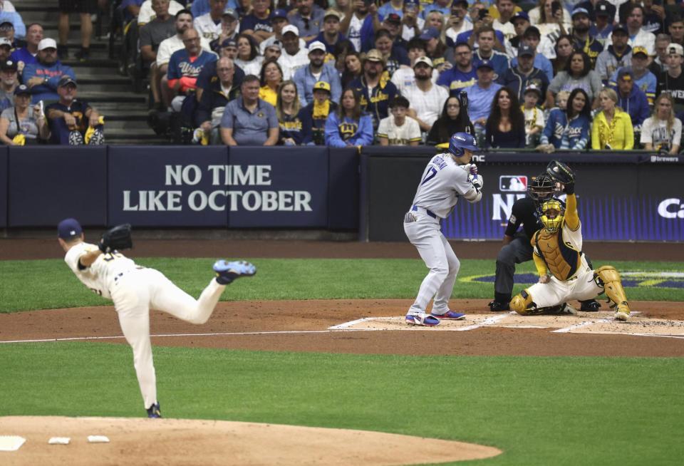 　ブルワーズ戦の２回、四球を選ぶ大谷。投手ミジオロウスキー（共同）