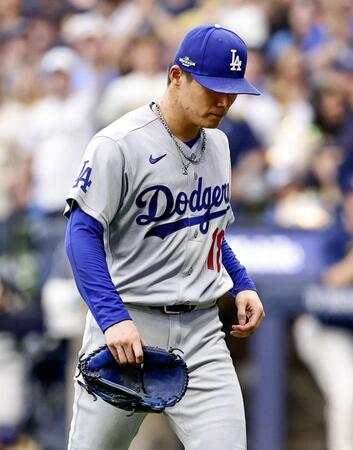 　ブルワーズ戦の３回途中、降板するドジャース先発の山本＝ミルウォーキー（共同）