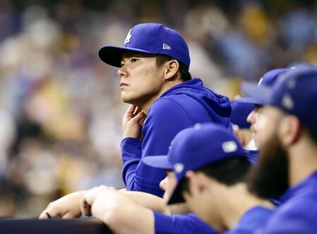 　ブルワーズ戦のベンチで試合を見守るドジャース・山本＝ミルウォーキー（共同）