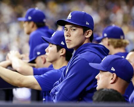 　ブルワーズ戦のベンチで試合を見守るドジャース・佐々木朗＝ミルウォーキー（共同）