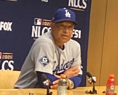 試合後の会見で報道陣の質問に答えるロバーツ監督（撮影・小林信行）