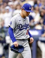 　ブルワーズ戦の３回途中、降板するドジャース先発の山本＝ミルウォーキー（共同）