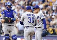 　ブルワーズ戦の３回途中、ロバーツ監督（中央）から降板を告げられるドジャース先発の山本＝ミルウォーキー（共同）