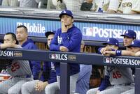 　ブルワーズ戦の８回、ベンチで試合を見守るドジャース・山本（中央）＝ミルウォーキー（共同）