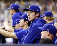　ブルワーズ戦のベンチで試合を見守るドジャース・佐々木朗＝ミルウォーキー（共同）
