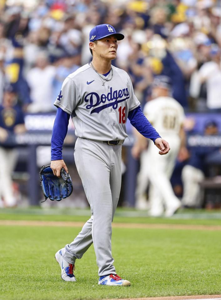　ブルワーズ戦の３回途中、降板するドジャース先発の山本＝ミルウォーキー（共同）