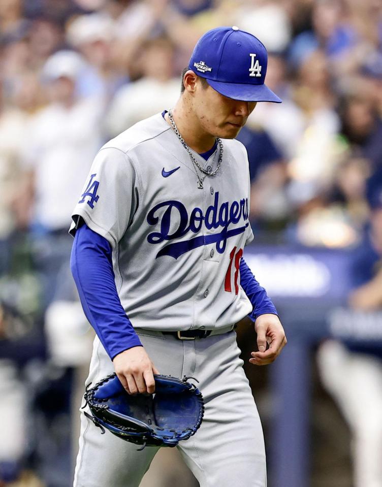 　ブルワーズ戦の３回途中、降板するドジャース先発の山本＝ミルウォーキー（共同）