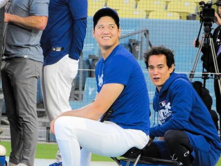 笑みを浮かべる大谷翔平。右はアイアトン通訳（撮影・小林信行）