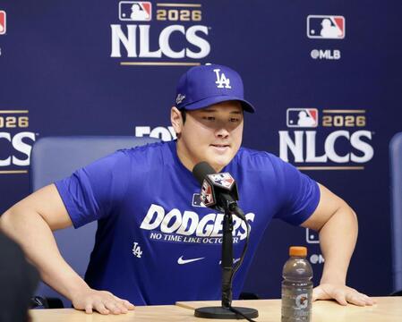 　記者会見するドジャース・大谷＝13日、ロサンゼルス（共同）