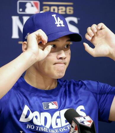 　記者会見するドジャース・大谷＝13日、ロサンゼルス（共同）