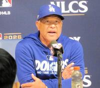 前日会見で大谷翔平について語るロバーツ監督（撮影・小林信行）