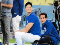 笑みを浮かべる大谷翔平。右はアイアトン通訳（撮影・小林信行）
